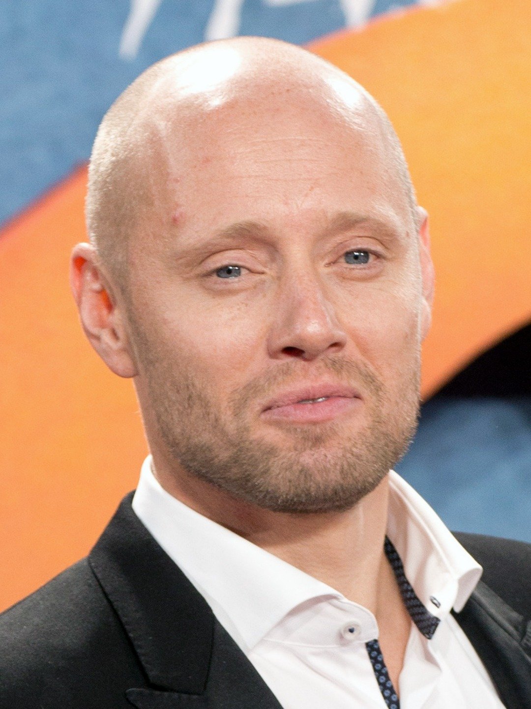 How tall is Aksel Hennie?